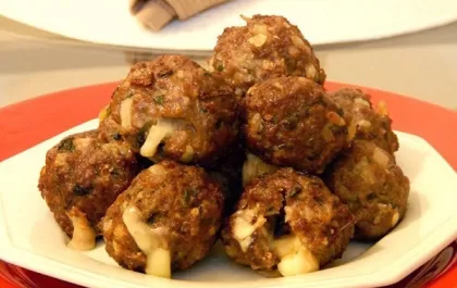 Bolinho de carne com recheio de queijo